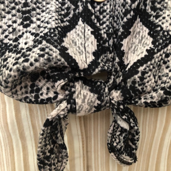 CAUTION TO THE WIND Womens Knitted Top  Tie Front Size Medium Juniors New - Picture 3 of 10